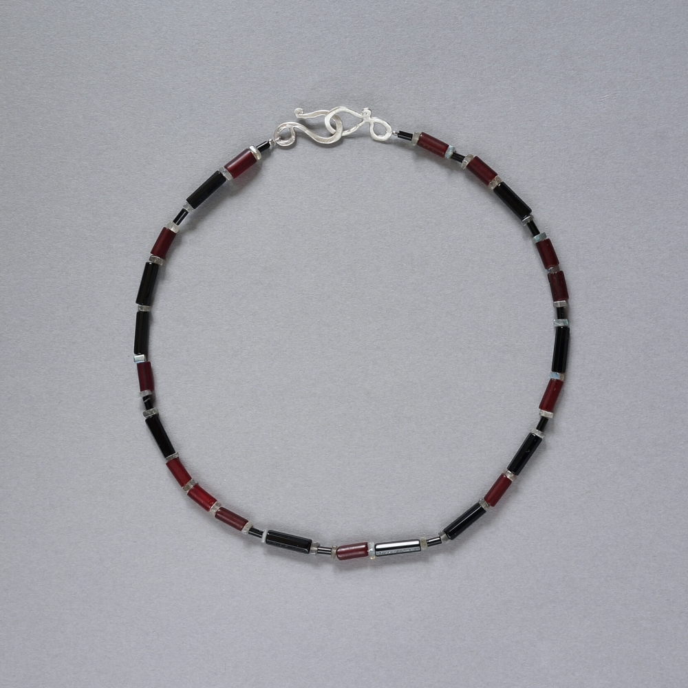 <img class='new_mark_img1' src='https://img.shop-pro.jp/img/new/icons7.gif' style='border:none;display:inline;margin:0px;padding:0px;width:auto;' />Melanie Decourcey / Beaded Necklace / facet onyx tubes,red African glass & labradorite