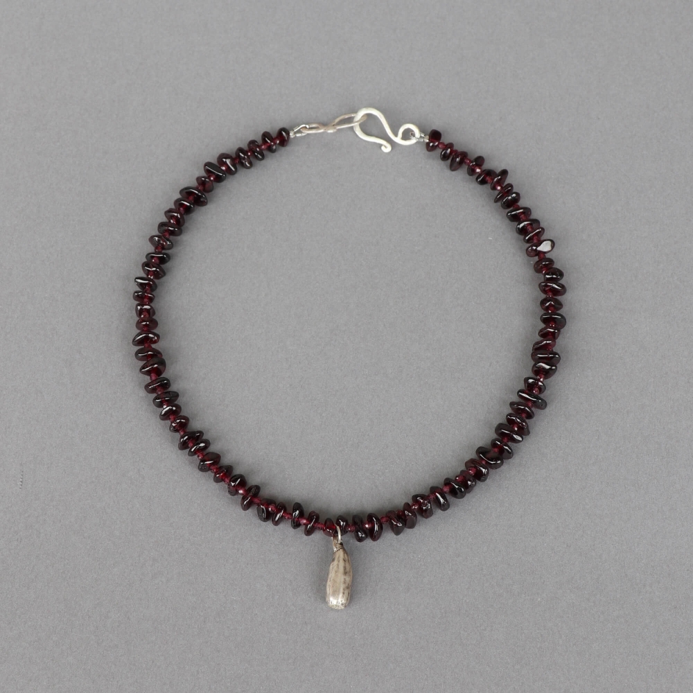 <img class='new_mark_img1' src='https://img.shop-pro.jp/img/new/icons7.gif' style='border:none;display:inline;margin:0px;padding:0px;width:auto;' />Melanie Decourcey / Beaded Necklace / garnet alternating with silver pendant