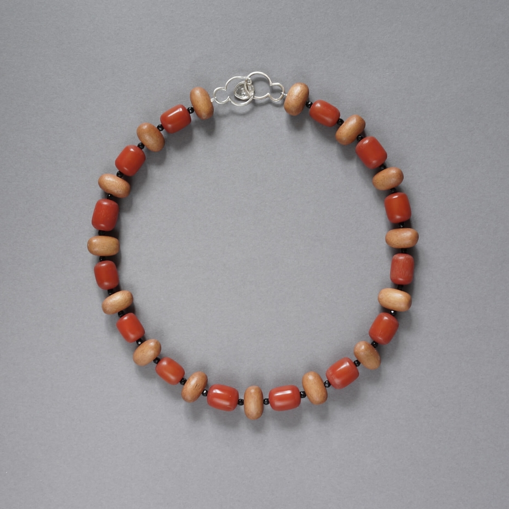 <img class='new_mark_img1' src='https://img.shop-pro.jp/img/new/icons7.gif' style='border:none;display:inline;margin:0px;padding:0px;width:auto;' />Melanie Decourcey / Beaded Necklace / wood,spinel cubes & terracotta color resin