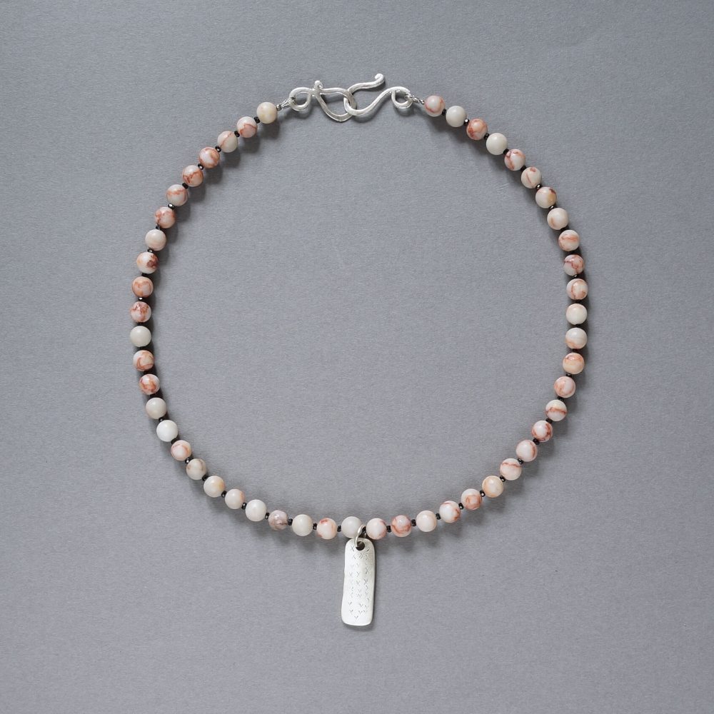 <img class='new_mark_img1' src='https://img.shop-pro.jp/img/new/icons7.gif' style='border:none;display:inline;margin:0px;padding:0px;width:auto;' />Melanie Decourcey / Beaded Necklace / marble beads alternating with black spinel & silver pendant