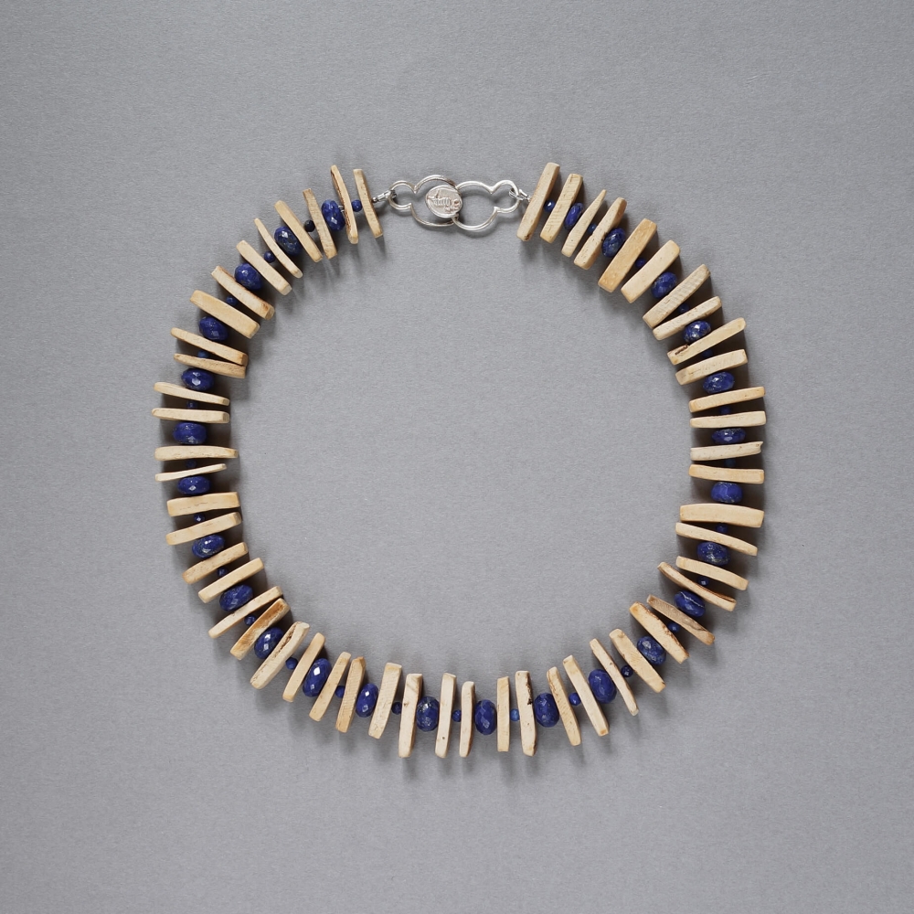 <img class='new_mark_img1' src='https://img.shop-pro.jp/img/new/icons7.gif' style='border:none;display:inline;margin:0px;padding:0px;width:auto;' />Melanie Decourcey / Beaded Necklace / big facet lapis alternating with natural coconut wood