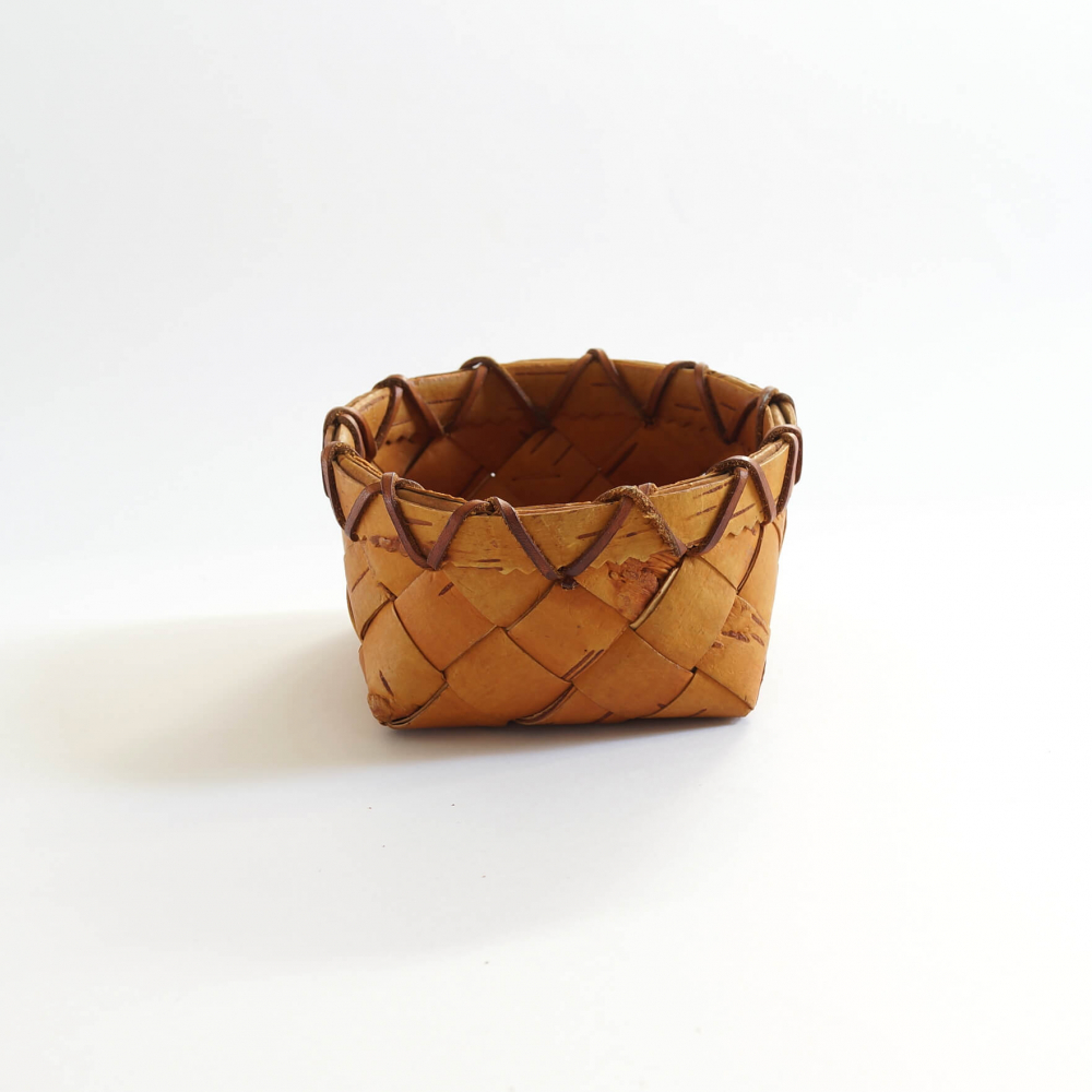 <img class='new_mark_img1' src='https://img.shop-pro.jp/img/new/icons7.gif' style='border:none;display:inline;margin:0px;padding:0px;width:auto;' />Birch Bark Basket / Sweden 