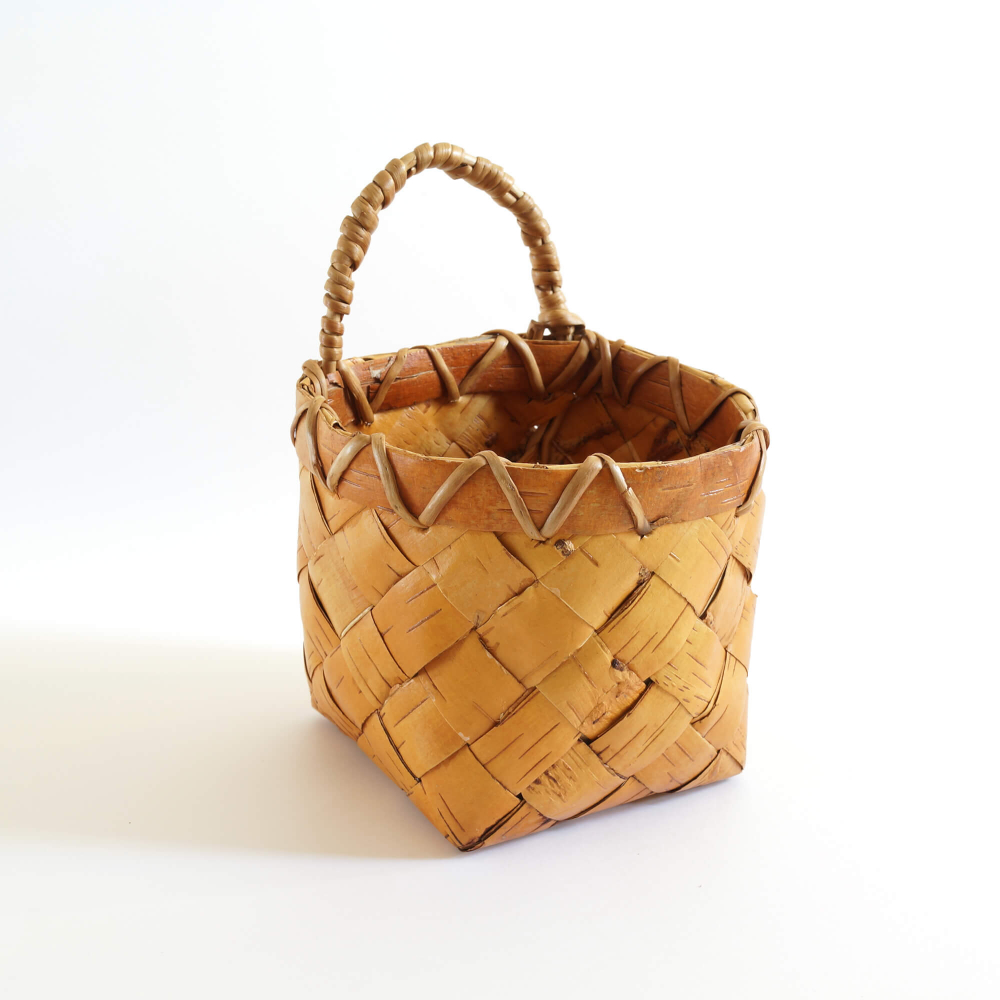 <img class='new_mark_img1' src='https://img.shop-pro.jp/img/new/icons7.gif' style='border:none;display:inline;margin:0px;padding:0px;width:auto;' />Birch Bark Basket with handle / Sweden 