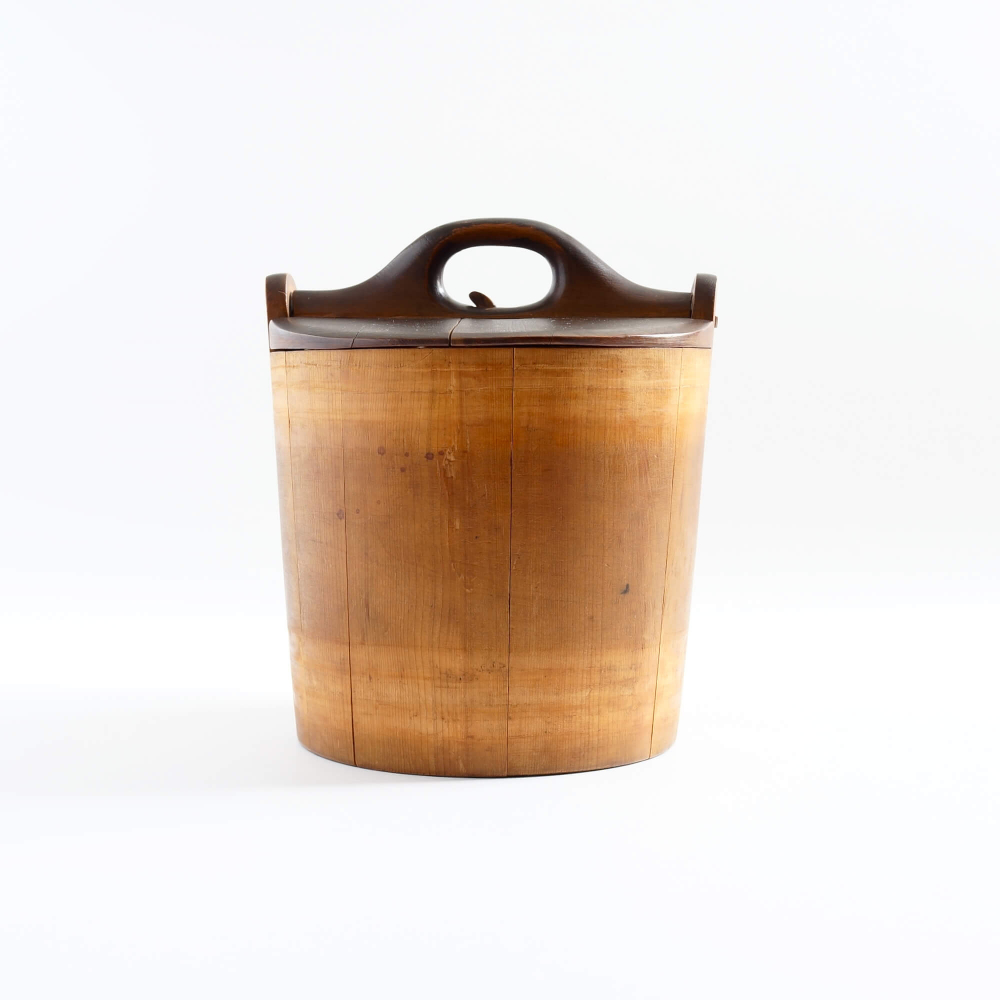 <img class='new_mark_img1' src='https://img.shop-pro.jp/img/new/icons7.gif' style='border:none;display:inline;margin:0px;padding:0px;width:auto;' />Old wood bucket with lid, handle / Sweden 