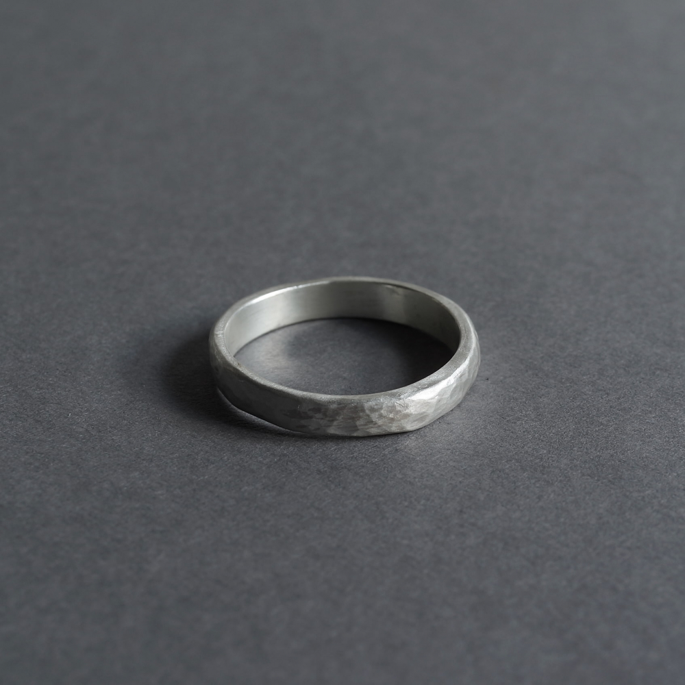 <img class='new_mark_img1' src='https://img.shop-pro.jp/img/new/icons7.gif' style='border:none;display:inline;margin:0px;padding:0px;width:auto;' />Melanie Decourcey / Large simple hammered silver ring