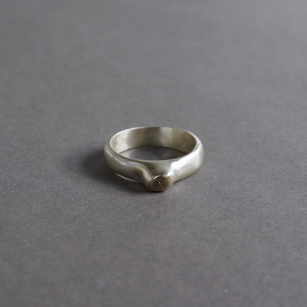 <img class='new_mark_img1' src='https://img.shop-pro.jp/img/new/icons7.gif' style='border:none;display:inline;margin:0px;padding:0px;width:auto;' />Melanie Decourcey / silver ring with plateau &gold top X