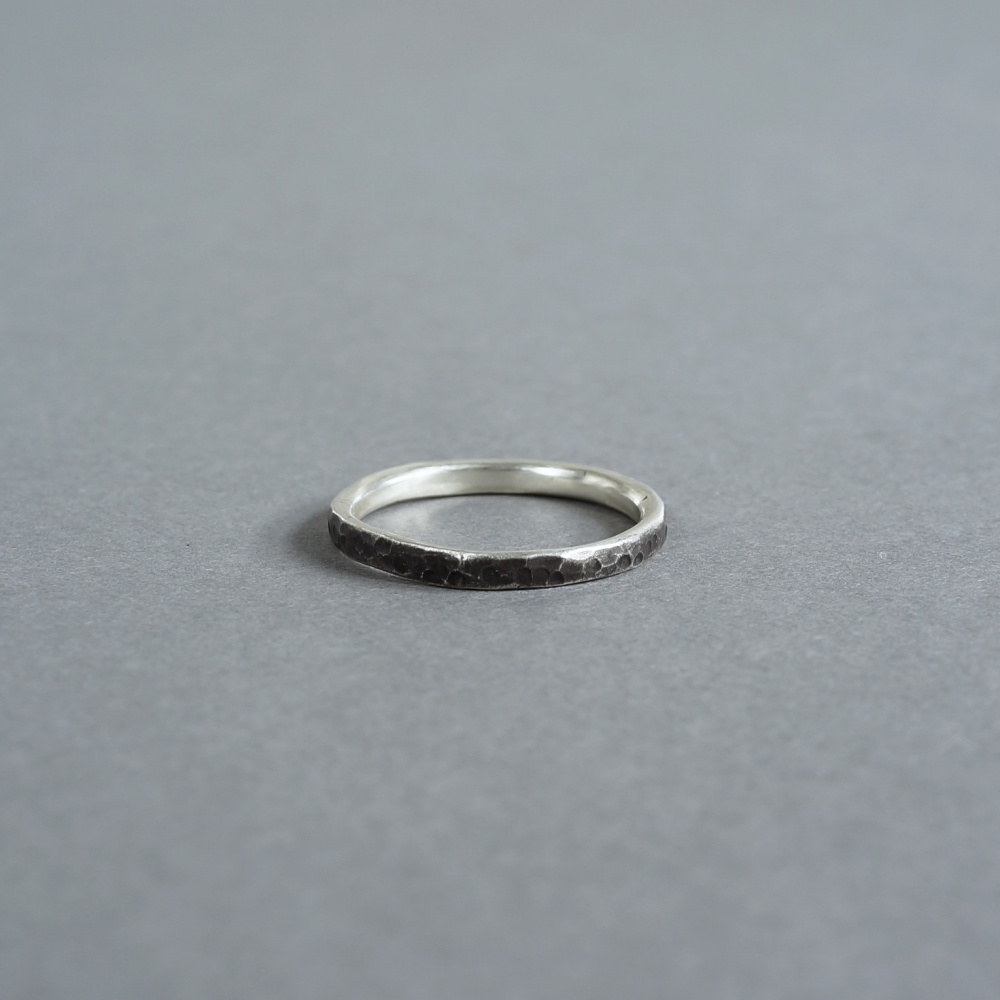 <img class='new_mark_img1' src='https://img.shop-pro.jp/img/new/icons7.gif' style='border:none;display:inline;margin:0px;padding:0px;width:auto;' />Melanie Decourcey / oxidized silver ring with texture