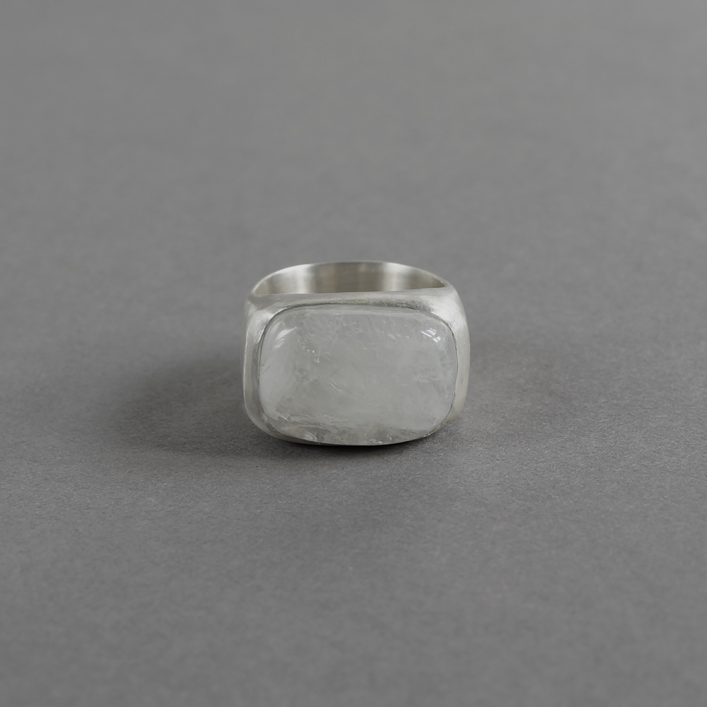 <img class='new_mark_img1' src='https://img.shop-pro.jp/img/new/icons7.gif' style='border:none;display:inline;margin:0px;padding:0px;width:auto;' />Melanie Decourcey / silver ring with big square moonstone