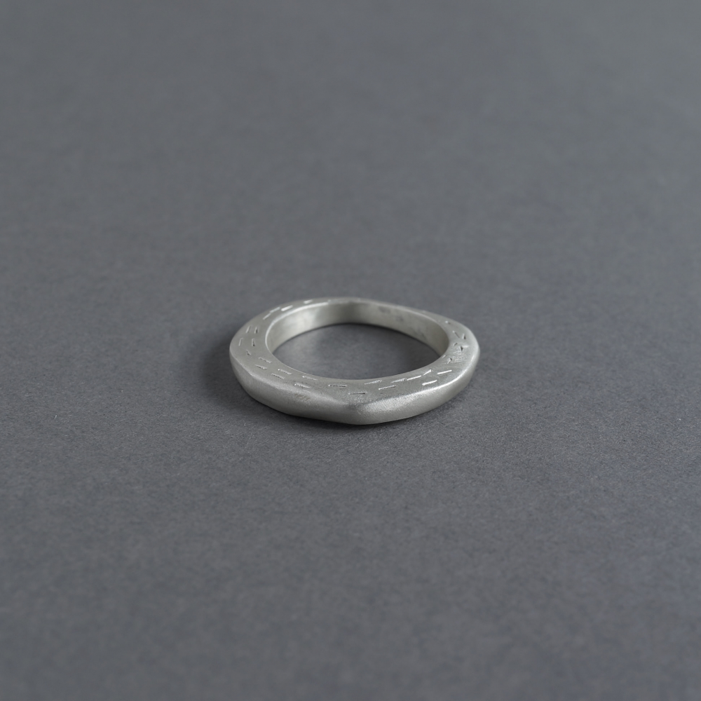 <img class='new_mark_img1' src='https://img.shop-pro.jp/img/new/icons7.gif' style='border:none;display:inline;margin:0px;padding:0px;width:auto;' />Melanie Decourcey / flat silver ring with line pattern on flat side