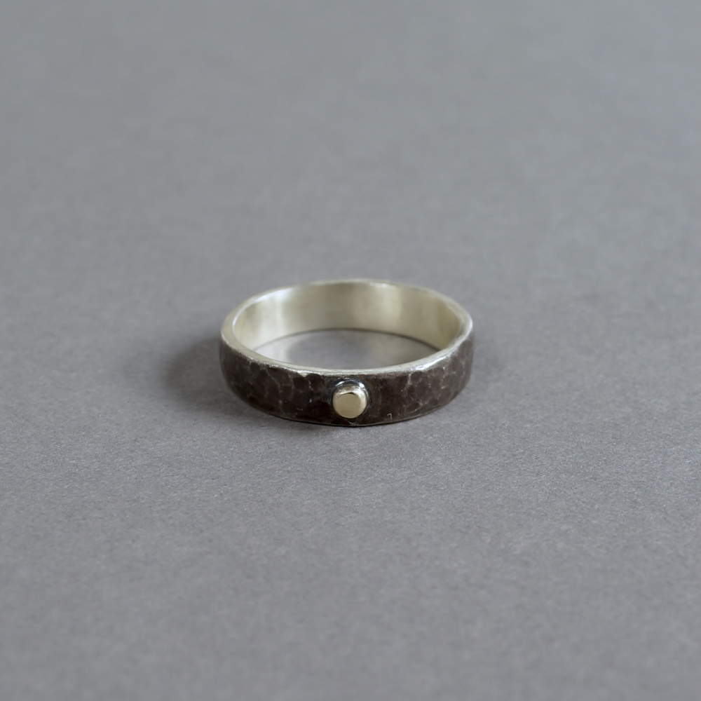 <img class='new_mark_img1' src='https://img.shop-pro.jp/img/new/icons7.gif' style='border:none;display:inline;margin:0px;padding:0px;width:auto;' />Melanie Decourcey / oxidized silver ring with god dot 