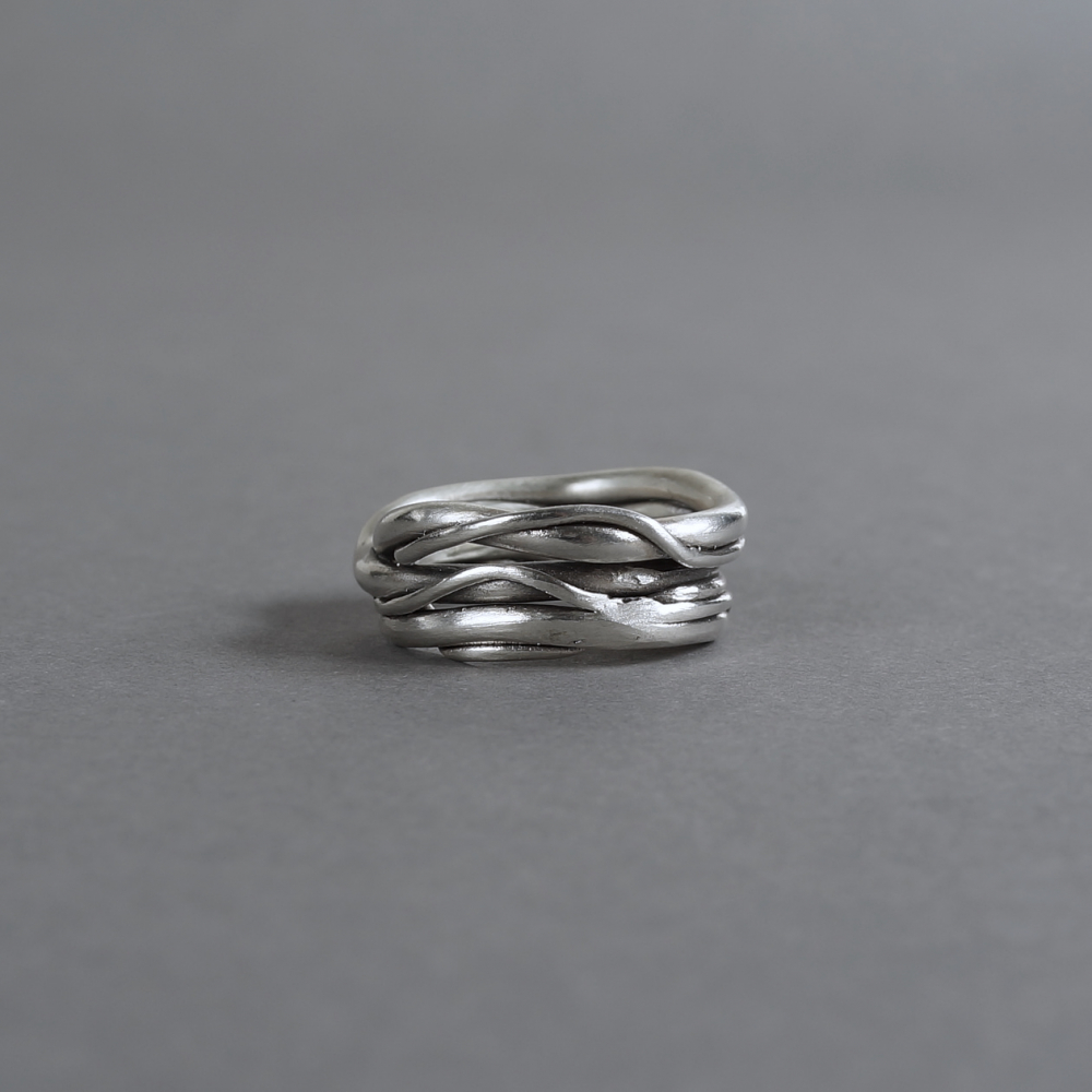 <img class='new_mark_img1' src='https://img.shop-pro.jp/img/new/icons7.gif' style='border:none;display:inline;margin:0px;padding:0px;width:auto;' />Melanie Decourcey / multi-wire heavy silver ring