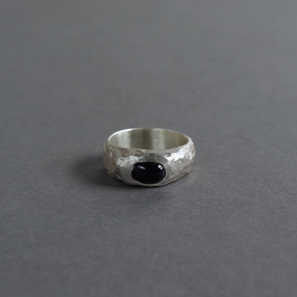 <img class='new_mark_img1' src='https://img.shop-pro.jp/img/new/icons7.gif' style='border:none;display:inline;margin:0px;padding:0px;width:auto;' />Melanie Decourcey / textured silver ring with onyx