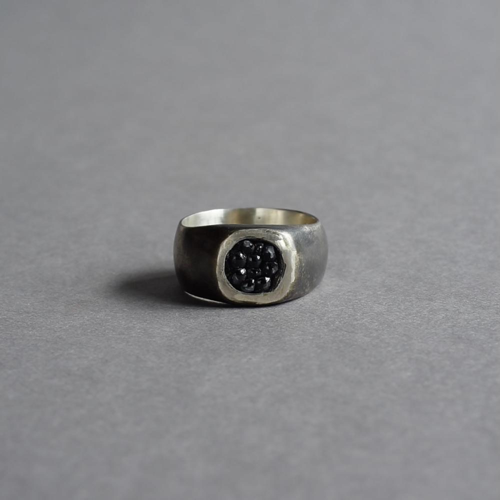 <img class='new_mark_img1' src='https://img.shop-pro.jp/img/new/icons7.gif' style='border:none;display:inline;margin:0px;padding:0px;width:auto;' />Melanie Decourcey / oxidized silver ring with round sting ray leather part