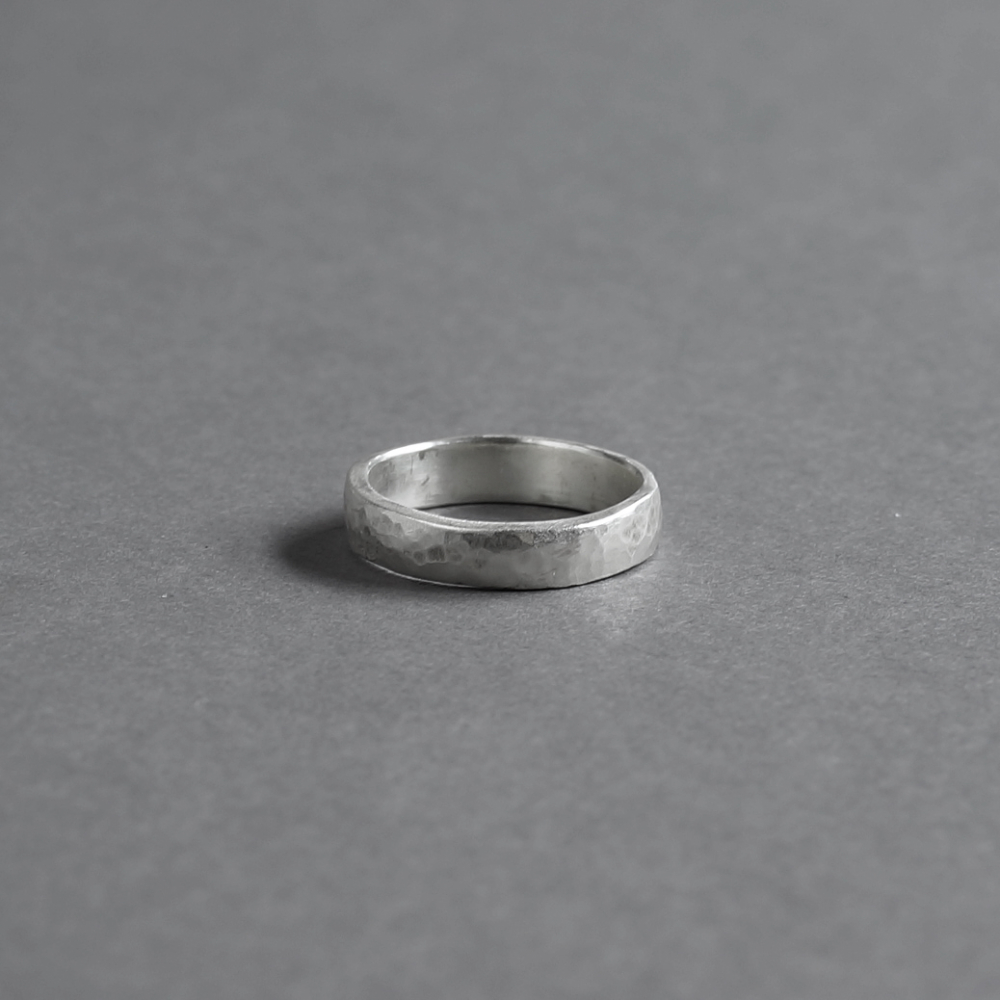 <img class='new_mark_img1' src='https://img.shop-pro.jp/img/new/icons7.gif' style='border:none;display:inline;margin:0px;padding:0px;width:auto;' />Melanie Decourcey / hammered silver ring