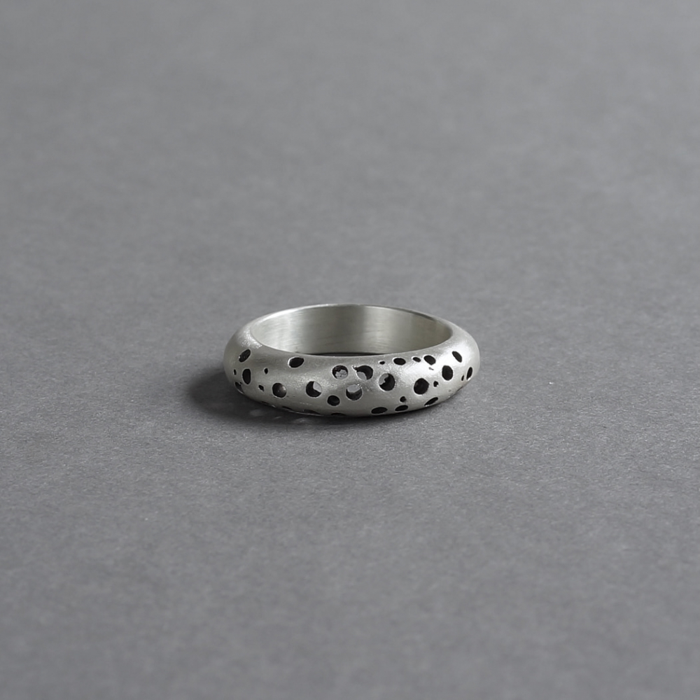 <img class='new_mark_img1' src='https://img.shop-pro.jp/img/new/icons7.gif' style='border:none;display:inline;margin:0px;padding:0px;width:auto;' />Melanie Decourcey / thick silver ring with hole pattern