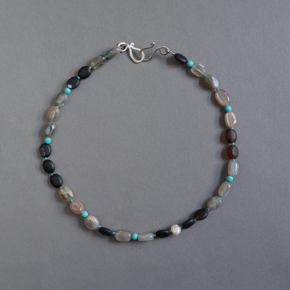 <img class='new_mark_img1' src='https://img.shop-pro.jp/img/new/icons7.gif' style='border:none;display:inline;margin:0px;padding:0px;width:auto;' />Melanie Decourcey / Beaded Necklace / moonstone with agate & turquoise detail