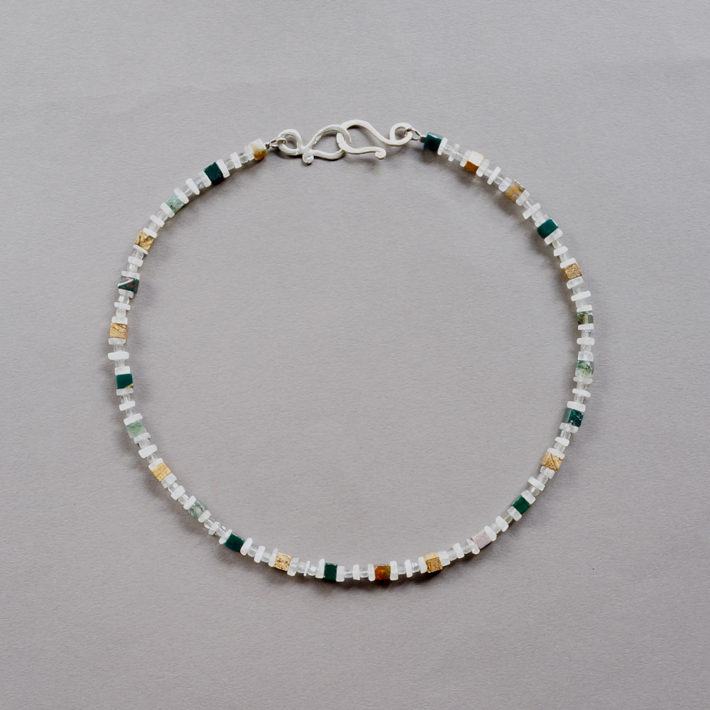 <img class='new_mark_img1' src='https://img.shop-pro.jp/img/new/icons7.gif' style='border:none;display:inline;margin:0px;padding:0px;width:auto;' />Melanie Decourcey / Beaded Necklace / moonstone,labradorite with jasper & agate cubes