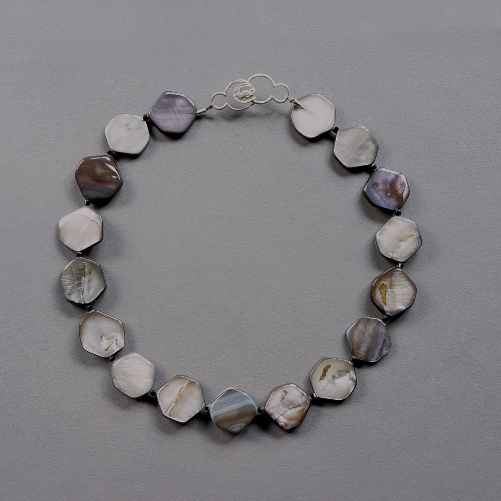 <img class='new_mark_img1' src='https://img.shop-pro.jp/img/new/icons7.gif' style='border:none;display:inline;margin:0px;padding:0px;width:auto;' />Melanie Decourcey / Beaded Necklace / mother of pearl hexagon shape alternating with spinel cubes