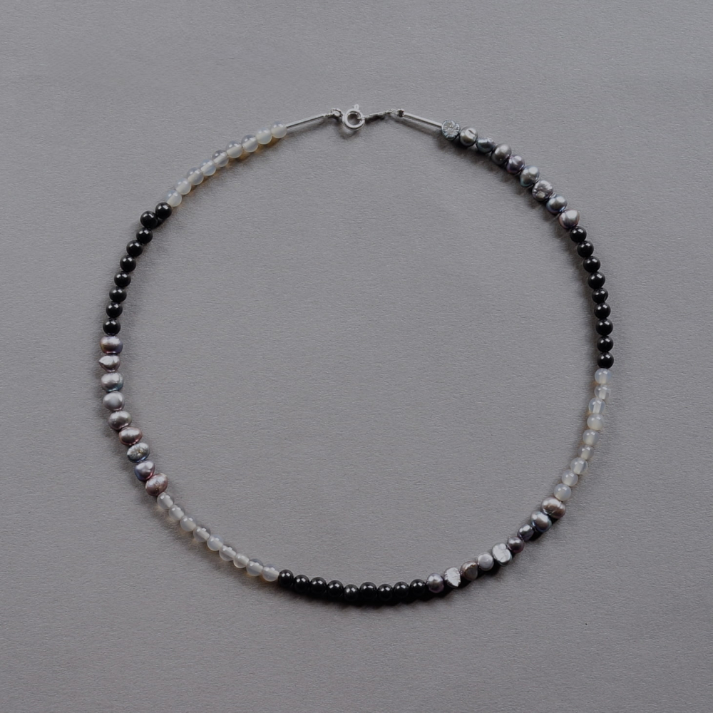 <img class='new_mark_img1' src='https://img.shop-pro.jp/img/new/icons7.gif' style='border:none;display:inline;margin:0px;padding:0px;width:auto;' />Melanie Decourcey / Beaded Necklace / grey agate, onyx and grey pearls