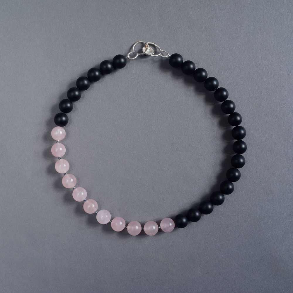 <img class='new_mark_img1' src='https://img.shop-pro.jp/img/new/icons7.gif' style='border:none;display:inline;margin:0px;padding:0px;width:auto;' />Melanie Decourcey / Beaded Necklace / matt onyx with rose quartz & hematite