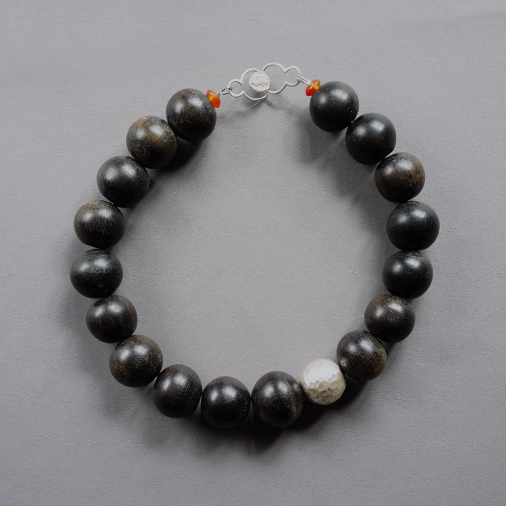 <img class='new_mark_img1' src='https://img.shop-pro.jp/img/new/icons7.gif' style='border:none;display:inline;margin:0px;padding:0px;width:auto;' />Melanie Decourcey / Ebony wood with hammered silver bead