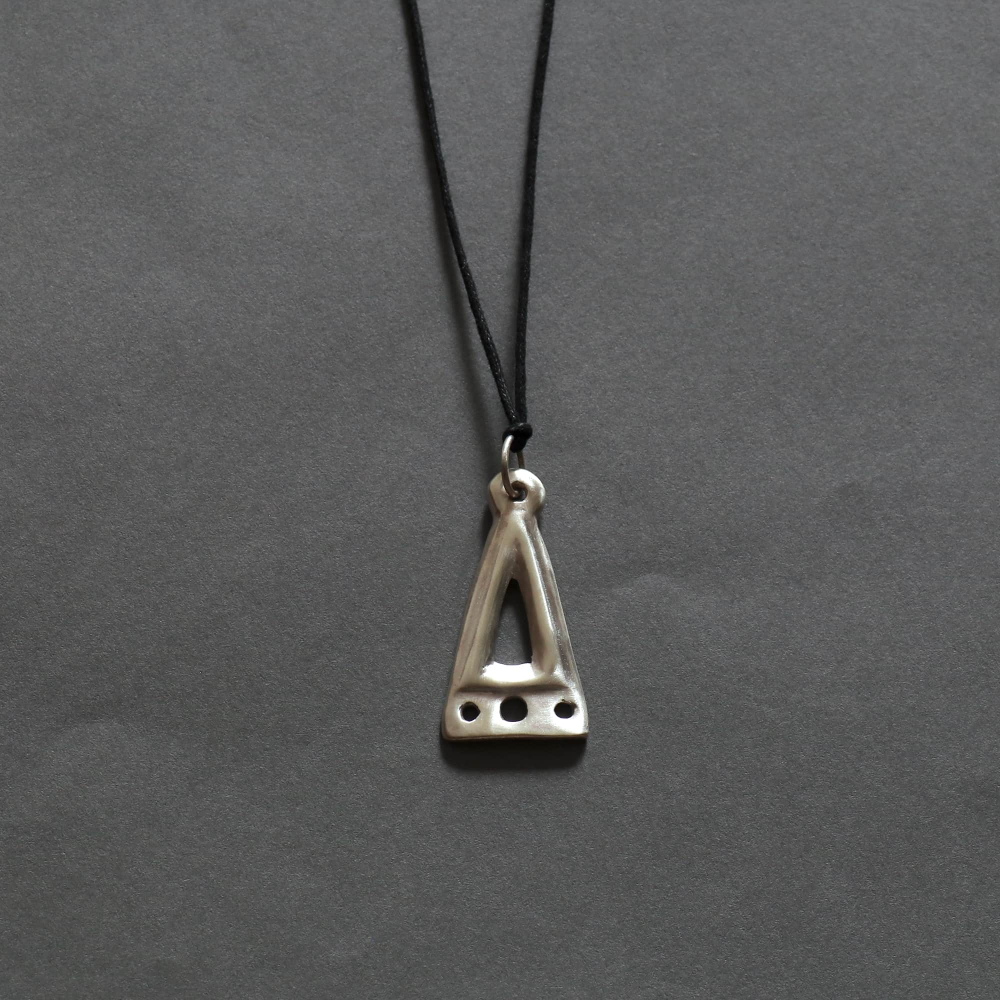 <img class='new_mark_img1' src='https://img.shop-pro.jp/img/new/icons7.gif' style='border:none;display:inline;margin:0px;padding:0px;width:auto;' />Melanie Decourcey / triangle shape freestyle pendant based on found object