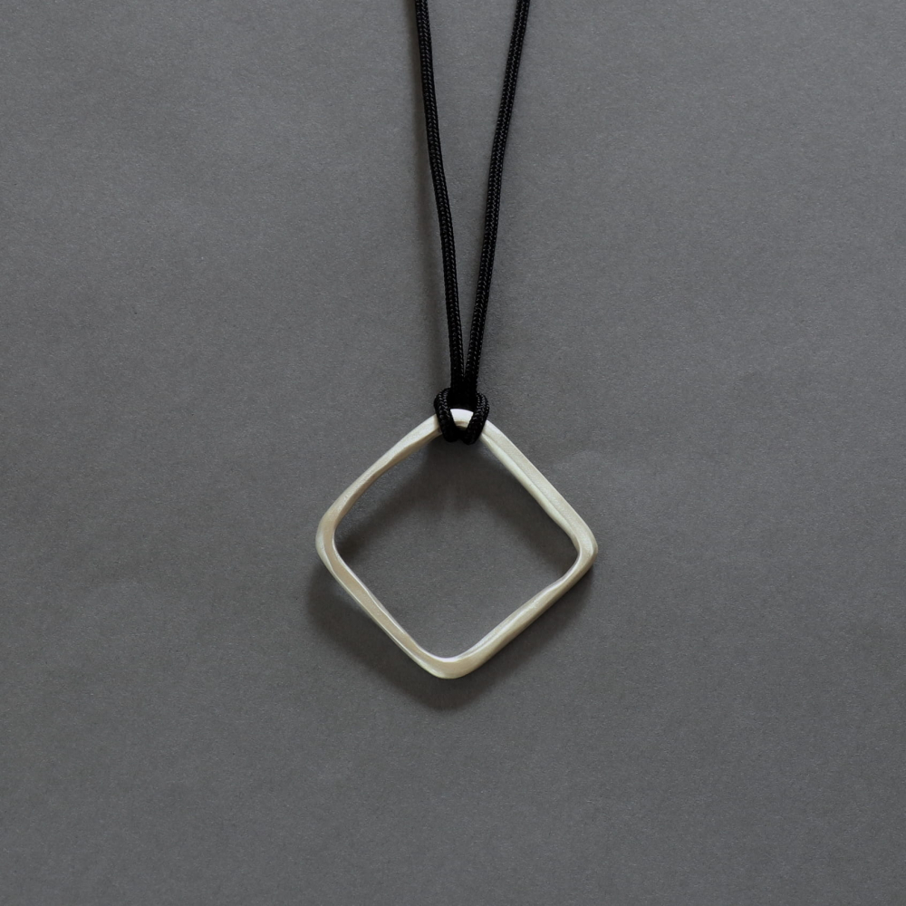 <img class='new_mark_img1' src='https://img.shop-pro.jp/img/new/icons7.gif' style='border:none;display:inline;margin:0px;padding:0px;width:auto;' />Melanie Decourcey / free shape square silver pendant