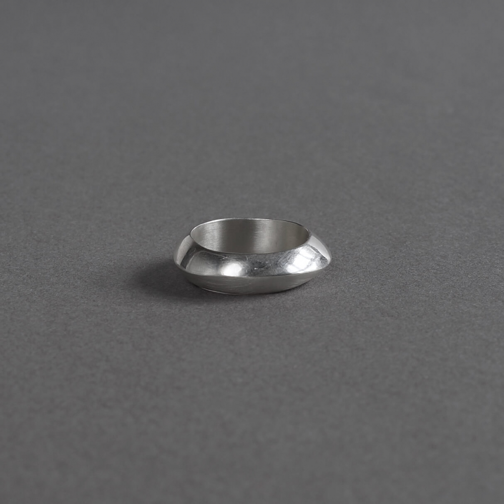 Melanie Decourcey / wide ring with one polished_matt rim
