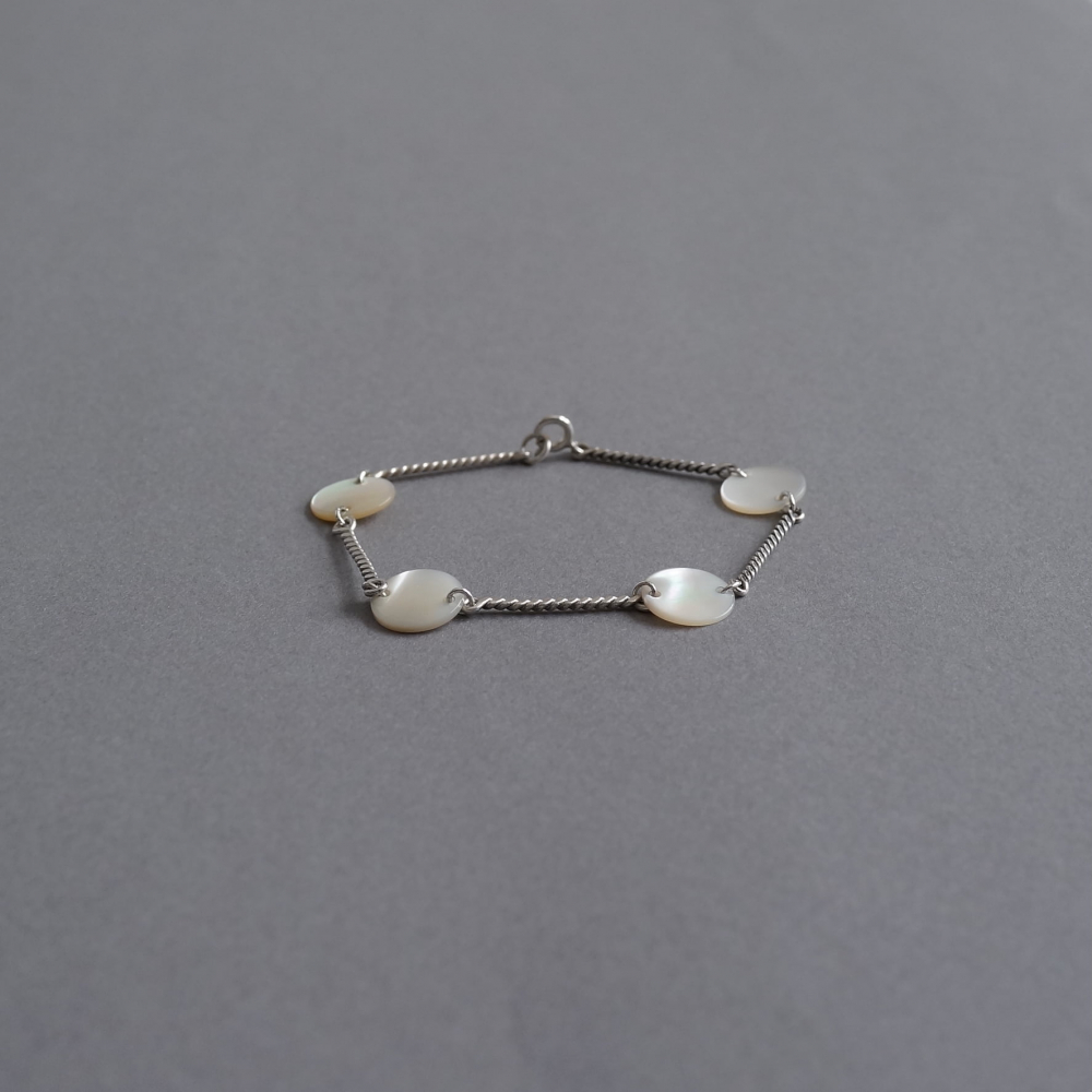 Melanie Decourcey / round mother of pearl with silver parts bracelet 