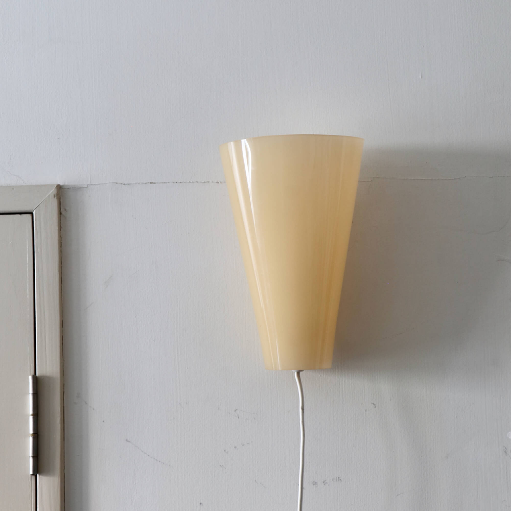 <img class='new_mark_img1' src='https://img.shop-pro.jp/img/new/icons7.gif' style='border:none;display:inline;margin:0px;padding:0px;width:auto;' />Lisa Johansson-Pape / Acrylic Wall lamp 