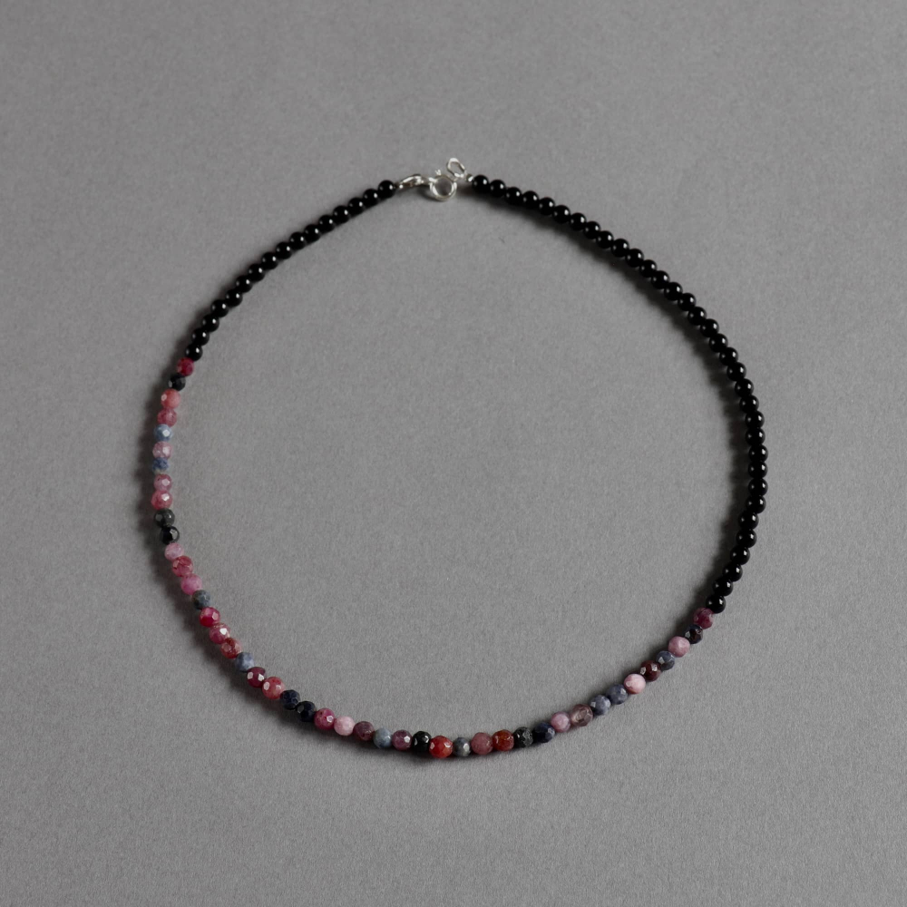 <img class='new_mark_img1' src='https://img.shop-pro.jp/img/new/icons7.gif' style='border:none;display:inline;margin:0px;padding:0px;width:auto;' />Melanie Decourcey / Beaded Necklace / onyx with different shade of ruby & sapphire