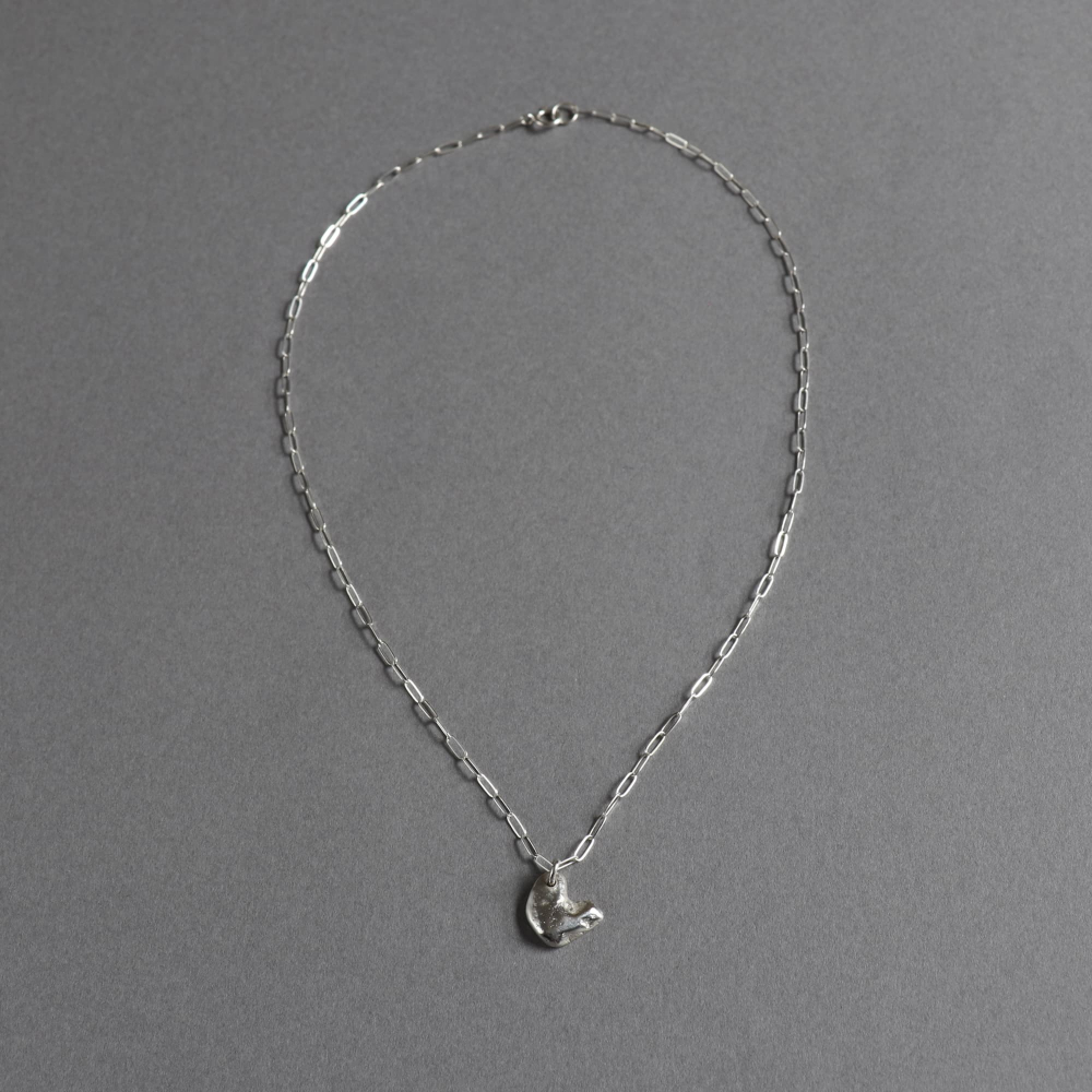 <img class='new_mark_img1' src='https://img.shop-pro.jp/img/new/icons7.gif' style='border:none;display:inline;margin:0px;padding:0px;width:auto;' />Melanie Decourcey / silver chain with heart based on beach stone
