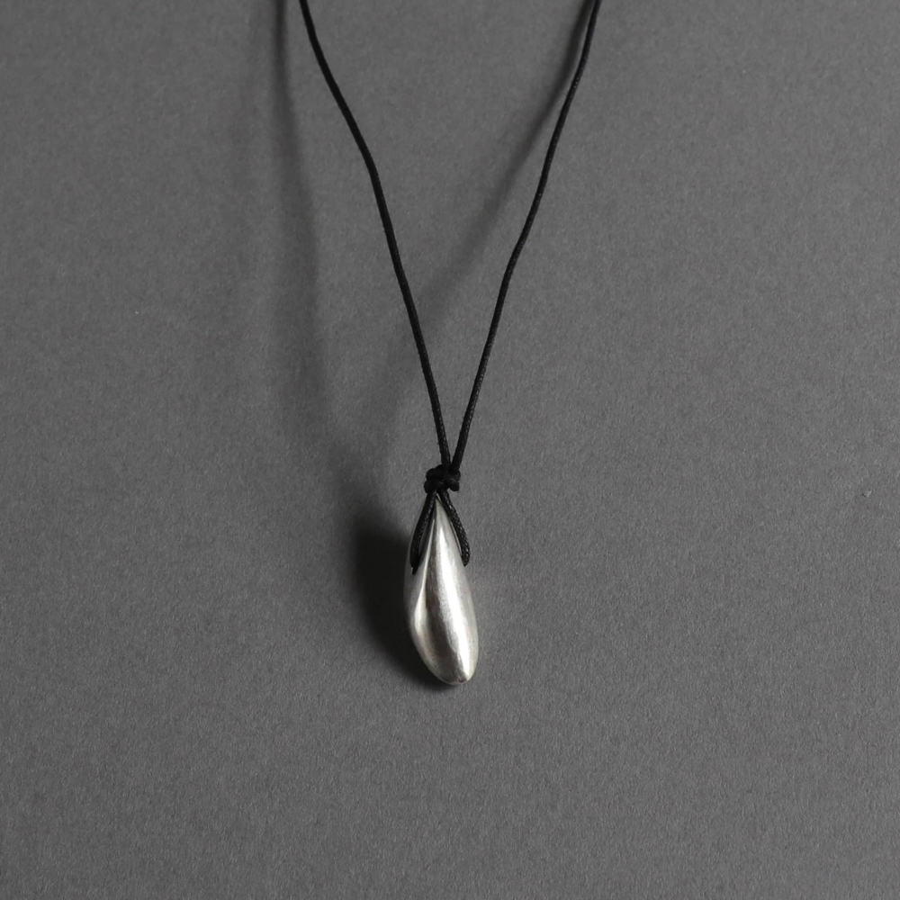<img class='new_mark_img1' src='https://img.shop-pro.jp/img/new/icons7.gif' style='border:none;display:inline;margin:0px;padding:0px;width:auto;' />Melanie Decourcey / Free shape silver pendant