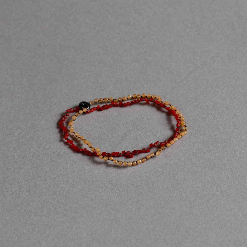 <img class='new_mark_img1' src='https://img.shop-pro.jp/img/new/icons7.gif' style='border:none;display:inline;margin:0px;padding:0px;width:auto;' />Melanie Decourcey / Pakistan glass beads & Aventurine double DNA bracelet