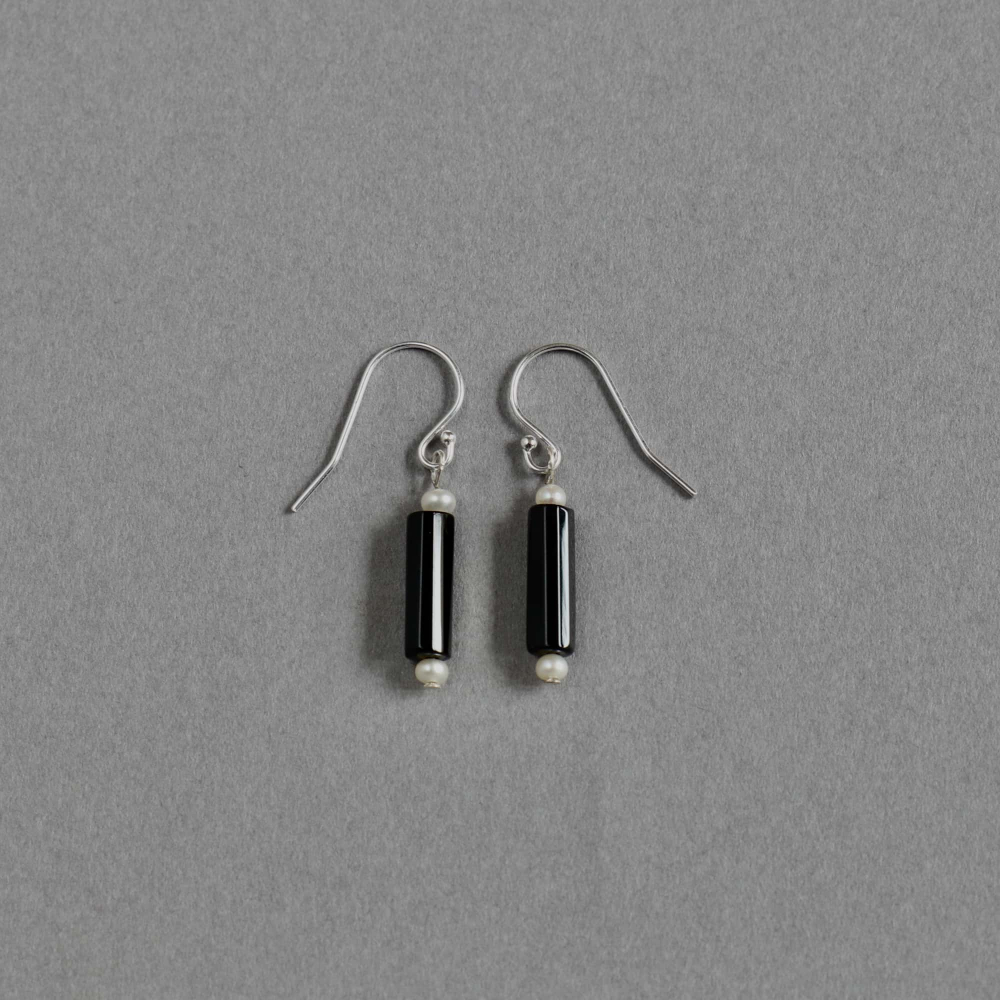 <img class='new_mark_img1' src='https://img.shop-pro.jp/img/new/icons7.gif' style='border:none;display:inline;margin:0px;padding:0px;width:auto;' />Melanie Decourcey / facet onyx with small pearl earrings