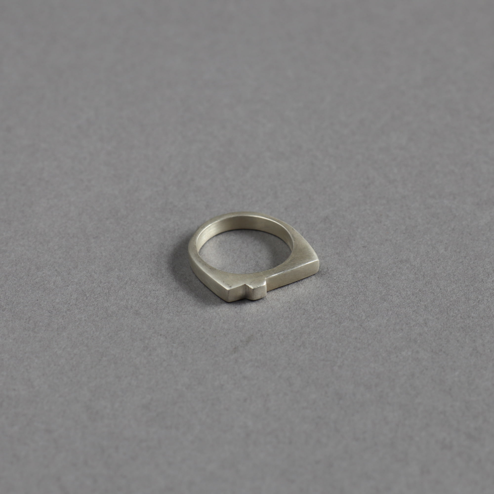 <img class='new_mark_img1' src='https://img.shop-pro.jp/img/new/icons7.gif' style='border:none;display:inline;margin:0px;padding:0px;width:auto;' />Melanie Decourcey / silver ring / silver with elevated square detail