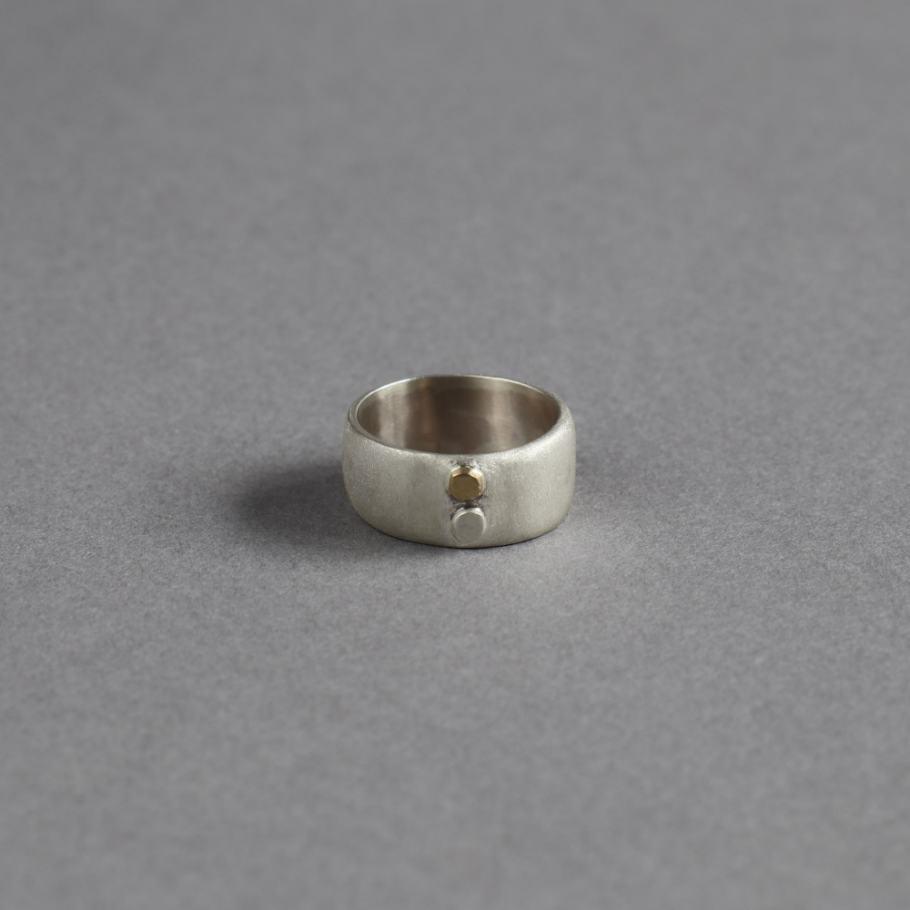 <img class='new_mark_img1' src='https://img.shop-pro.jp/img/new/icons7.gif' style='border:none;display:inline;margin:0px;padding:0px;width:auto;' />Melanie Decourcey / silver ring / matt silver with gold/silver dot