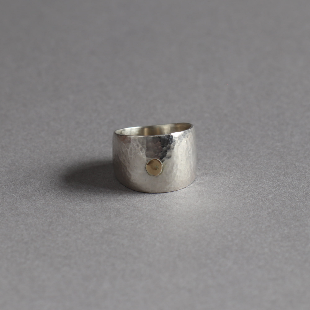 <img class='new_mark_img1' src='https://img.shop-pro.jp/img/new/icons7.gif' style='border:none;display:inline;margin:0px;padding:0px;width:auto;' />Melanie Decourcey / silver ring / wide hammerd silver with gold dot