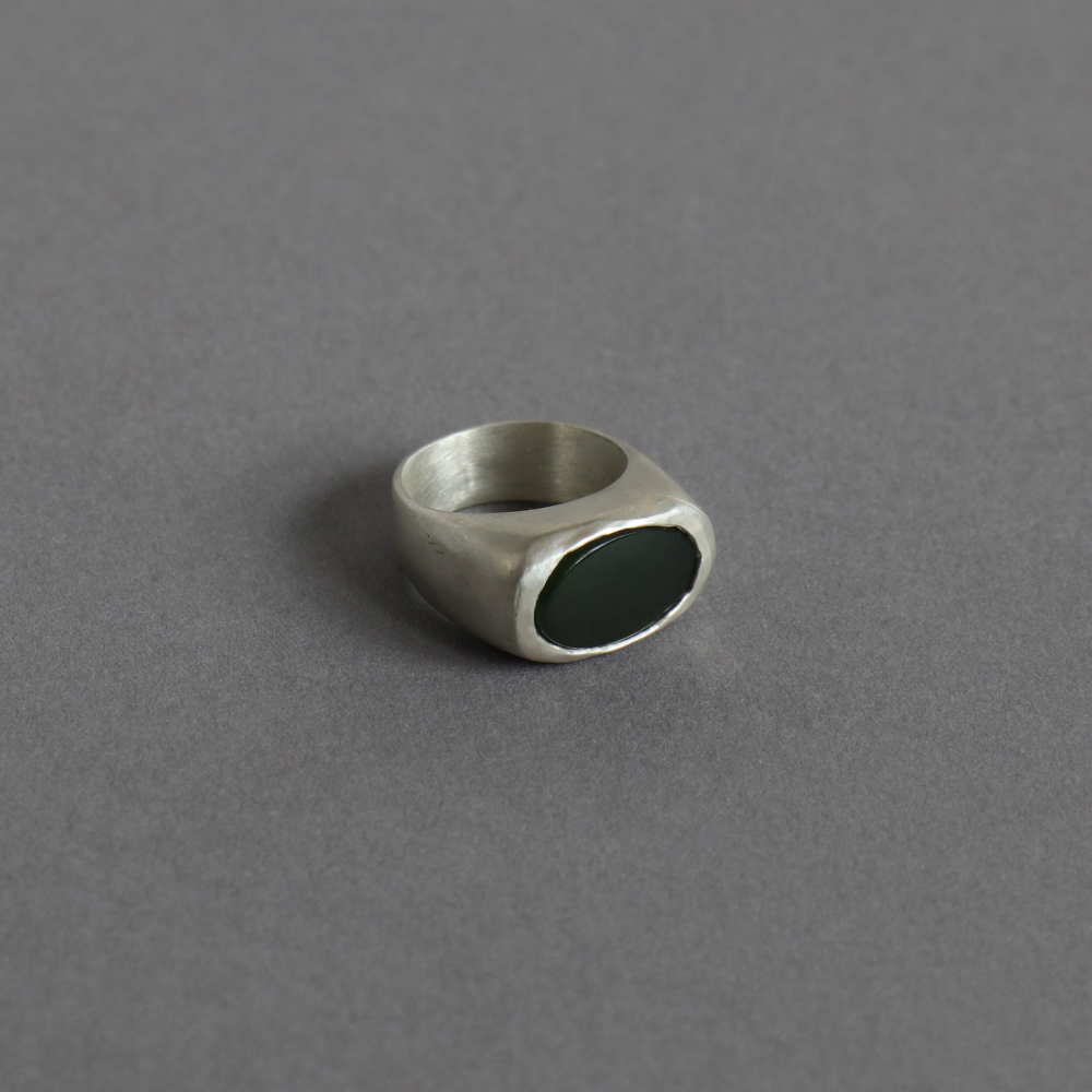 Melanie Decourcey / silver ring with oval jade