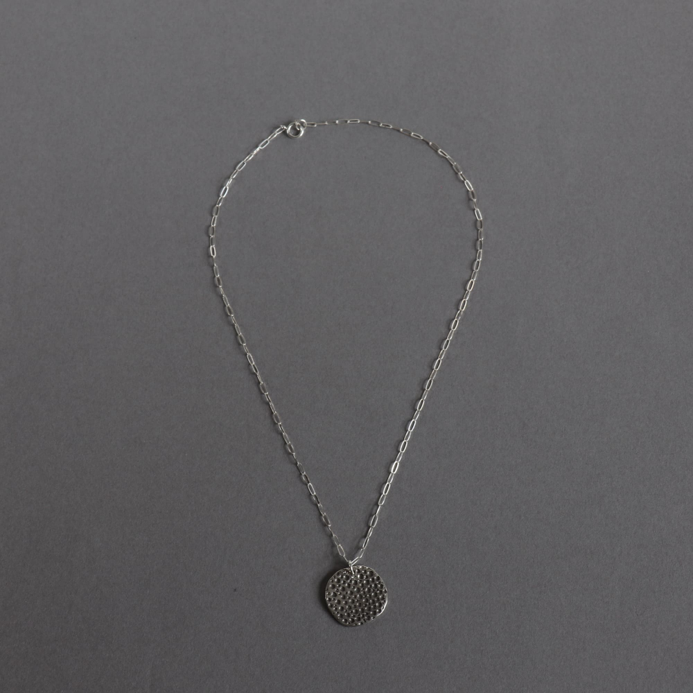 <img class='new_mark_img1' src='https://img.shop-pro.jp/img/new/icons57.gif' style='border:none;display:inline;margin:0px;padding:0px;width:auto;' />Melanie Decourcey / silver chain with round pendant based on sting ray pattern