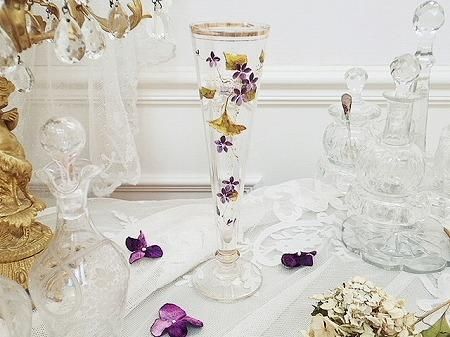 エナメル絵付け スミレのクリスタルフラワーベース - 薔薇と天使の