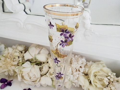 エナメル絵付け スミレのクリスタルフラワーベース - 薔薇と天使の