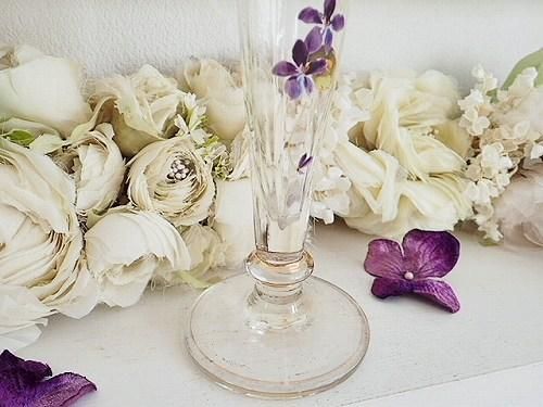 エナメル絵付け スミレのクリスタルフラワーベース - 薔薇と天使の