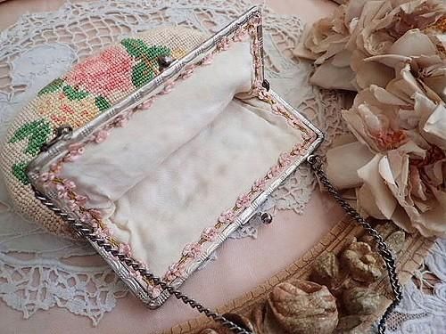 アンティーク シルクドイリー プチポワン花刺繍 インディゴライン レースフリル プチポワン刺繍とロココリボンのパース - 薔薇と天使のアンティーク