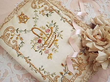 花かご刺繍 シルクのリネンケース - 薔薇と天使のアンティーク