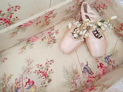 フランスアンティーク　朽ちたエクリュ色の美しい花冠（大）布花　ティアラ　ドール フランスアンティーク 布花 コサージュ エクリュ アンティーク