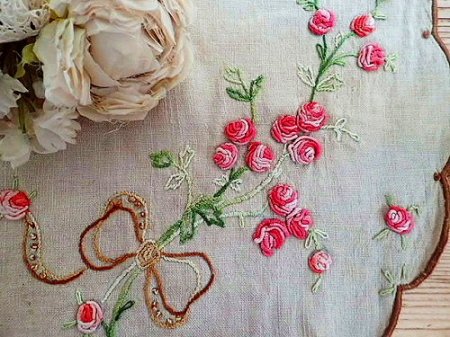 薔薇とリボン刺繍 テーブルセンタークロス - 薔薇と天使のアンティーク