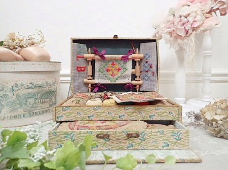 パリのメルスリー 刺繍道具のプレゼンテーションボックス - 薔薇と天使