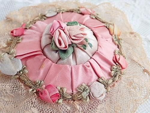 フランスアンティーク　ロココ花柄レースのアクセサリートレイ　薔薇　リボン フランスアンティーク ロココ花柄レースのアクセサリートレイ