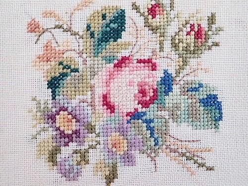 可憐な薔薇のクロスステッチ刺繍額 - 薔薇と天使のアンティーク